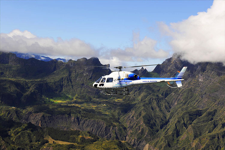 Guide île de La Réunion hélicoptere au dessus du piton de la Fournaise à La Réunion