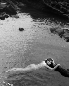 Guide île de La Réunion découverte du bassin sardine à l'étang salé avec une femme qui se baigne